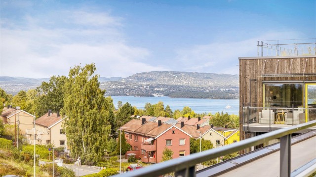 Vakker utsikt over sjøen og mot Holmenkollen – et stemningsfullt skue som blir ekstra magisk når kvelden senker seg og lysene tennes.