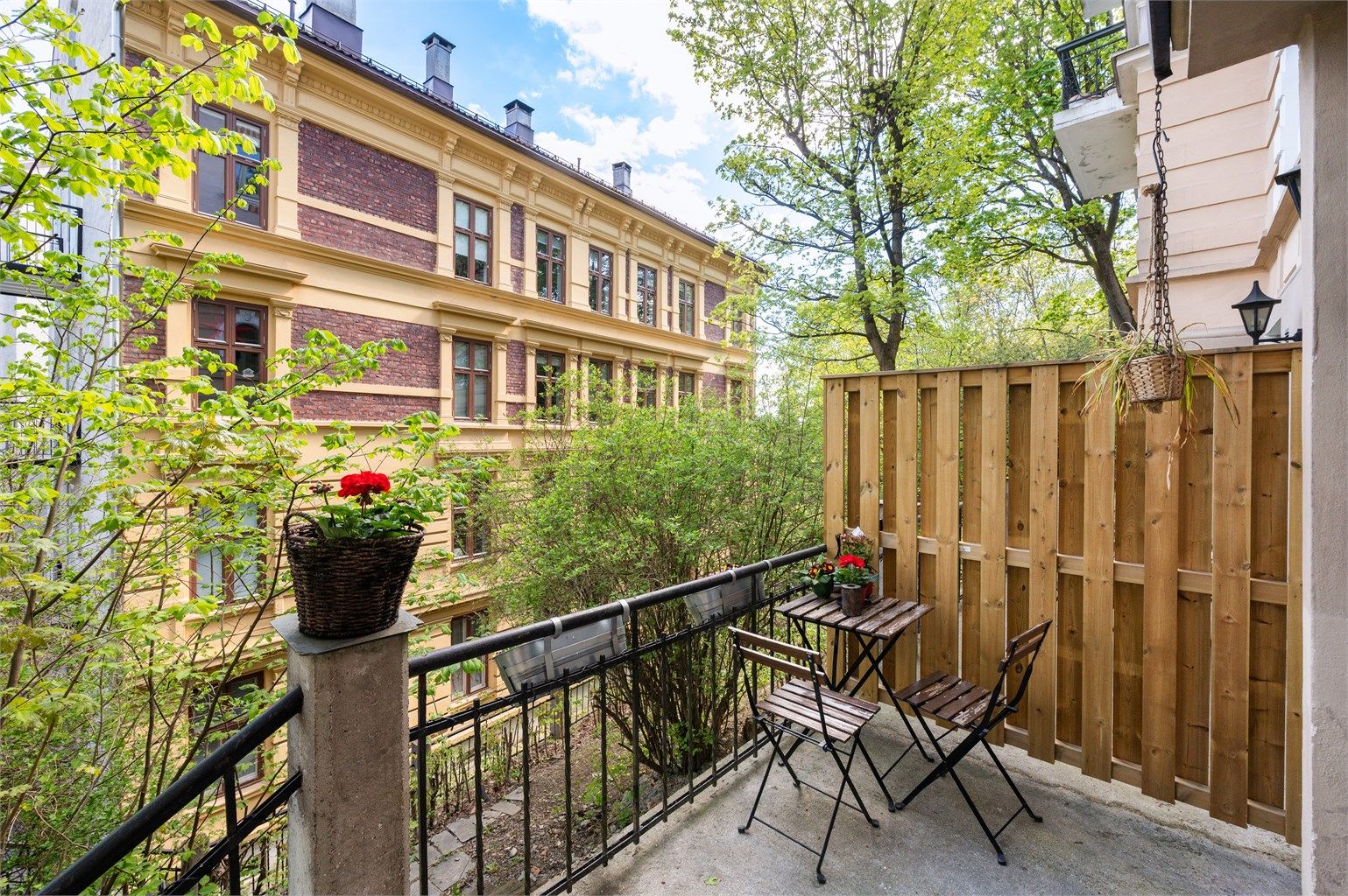 Terrasse og adkomst til hybel nr 2