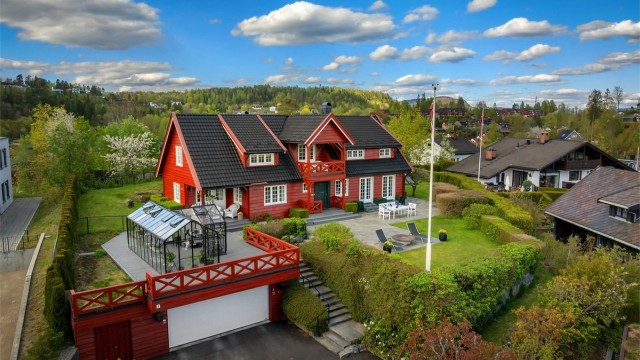 Eiendommen har flotte kvaliteter, og kan blant annet by på en meget romslig enebolig, praktisk anneks, stort drivhus, dobbelgarasje og en fantastisk hage designet av landskapsarkitekt Helge Strand