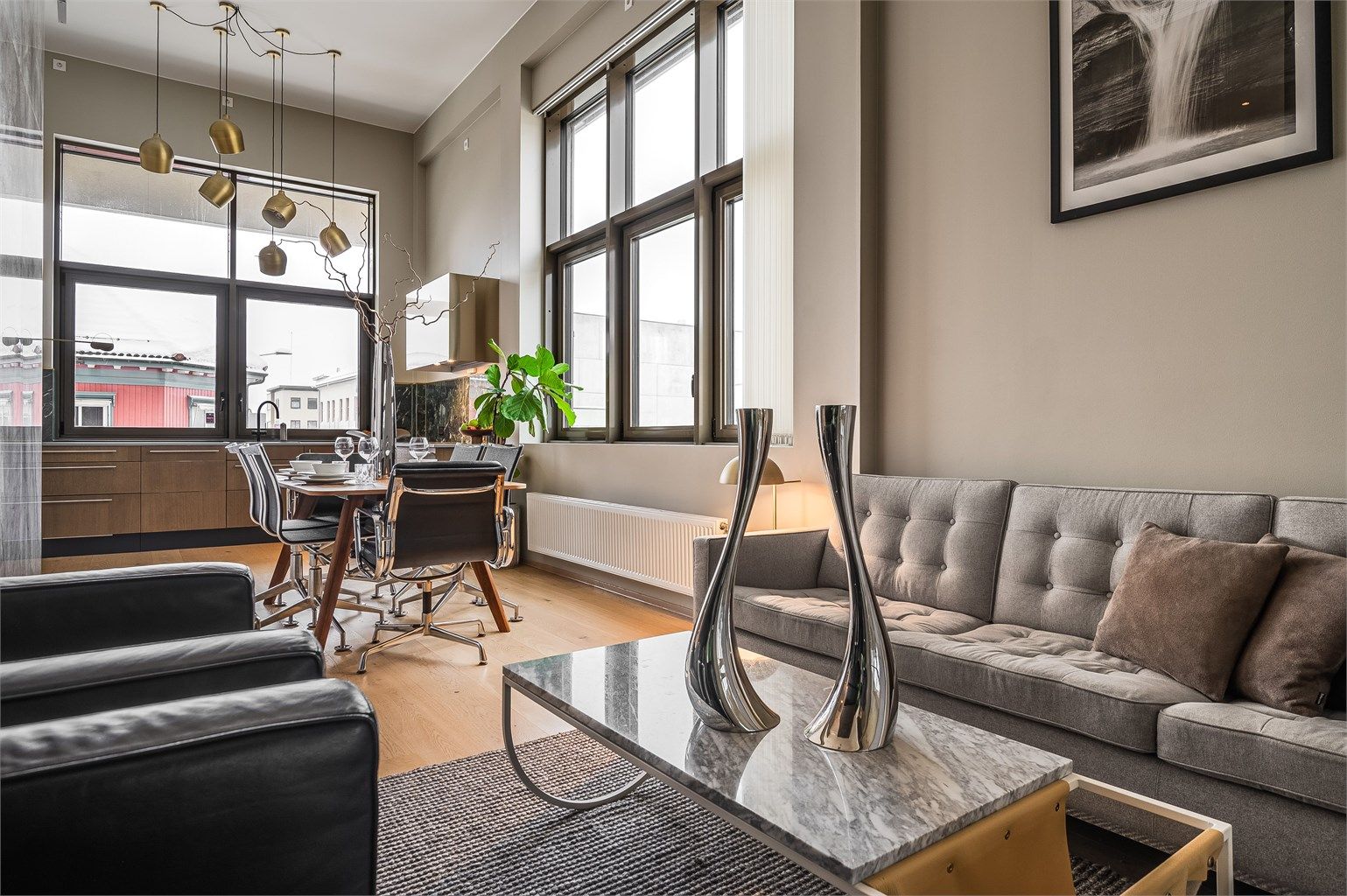 Noe av det som gjør denne leiligheten så spesiell er takhøyden på ca 4 meter i stue og kjøkken.