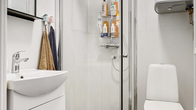 Badet har flislagt gulv med varme og baderomsplater på vegg. Badet ble oppgradert i 2022 i følge selger.