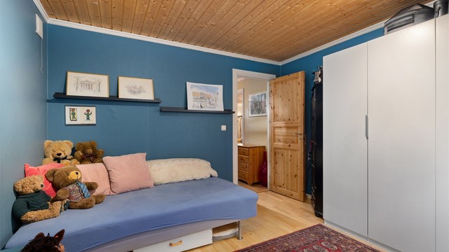 I rom benyttet som gjesterom er takhøyden målt til 2.40 m.