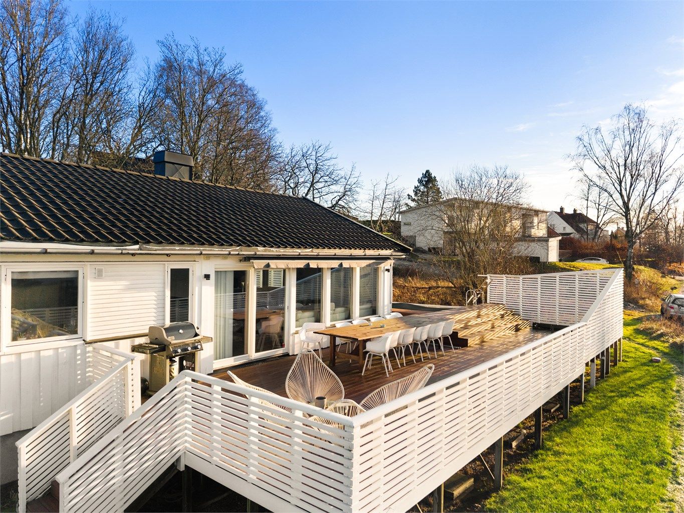 Terrassen ble oppført på nytt etter drenering i 2014 og i 2022 utvidet mot syd, noe over tomtegrensen. Solforholdene er meget gode, dagen gjennom.