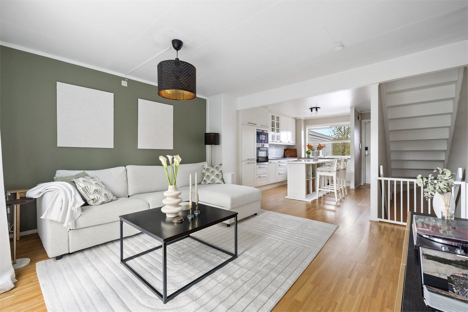 Her har du alt det sosiale på én og samme flate, med gode møbleringsmuligheter og en behagelig romfølelse. 