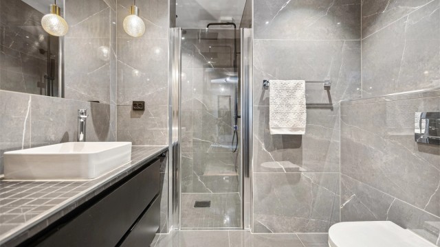 Bad nr. 2 i 1.etg er flislagt og har gulvvarme. Baderomsinnredning bestående av benkeskap med glatte fronter med flislagt benkeplate med servant. Det er innfliset speil over servant.
Dusj med innfellbar dør i herdet glass, og veggfestet toalett