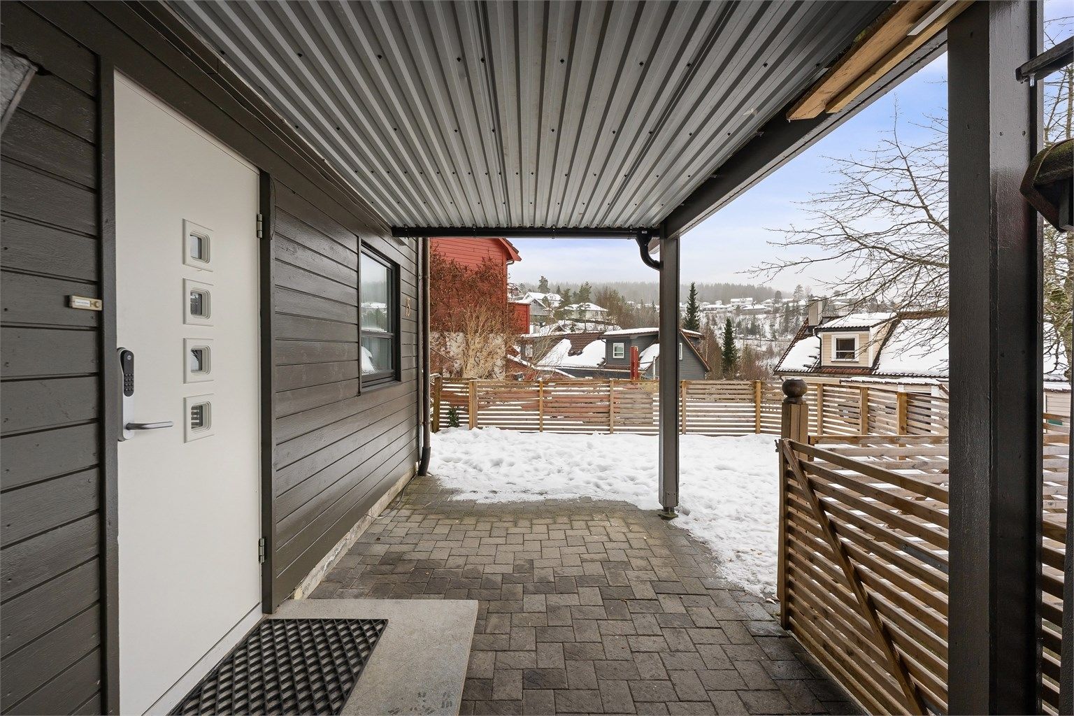 Her bor dere i flotte omgivelser med korte avstander til barnehager, skoler, offentlig kommunikasjon, fritidsaktiviteter og handlemuligheter, og samtidig tett på naturen med nydelige turområder sommer som vinter