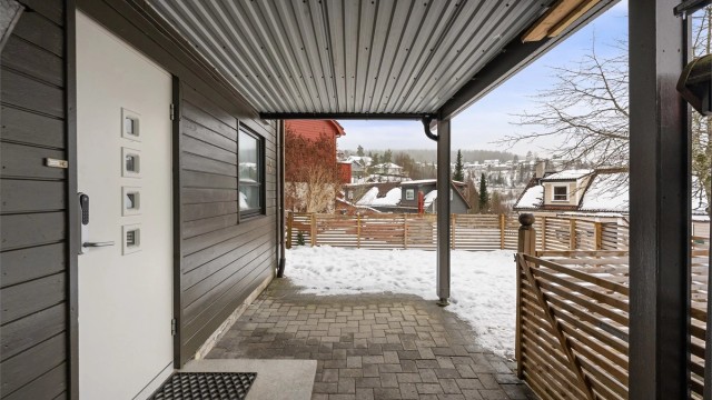 Her bor dere i flotte omgivelser med korte avstander til barnehager, skoler, offentlig kommunikasjon, fritidsaktiviteter og handlemuligheter, og samtidig tett på naturen med nydelige turområder sommer som vinter