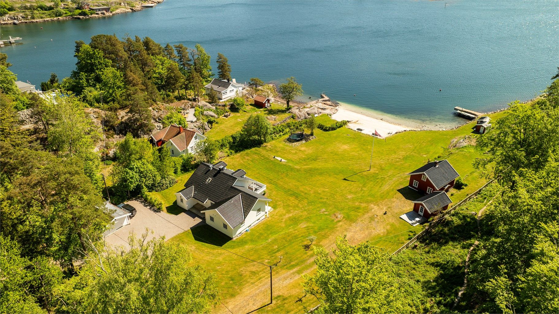  Vi befinner oss på Fuglevik på sydsiden av Nøtterøy der strandeiendommen ligger solrikt til med fri utsikt mot Vrengensundet, Tjøme og Veierland.