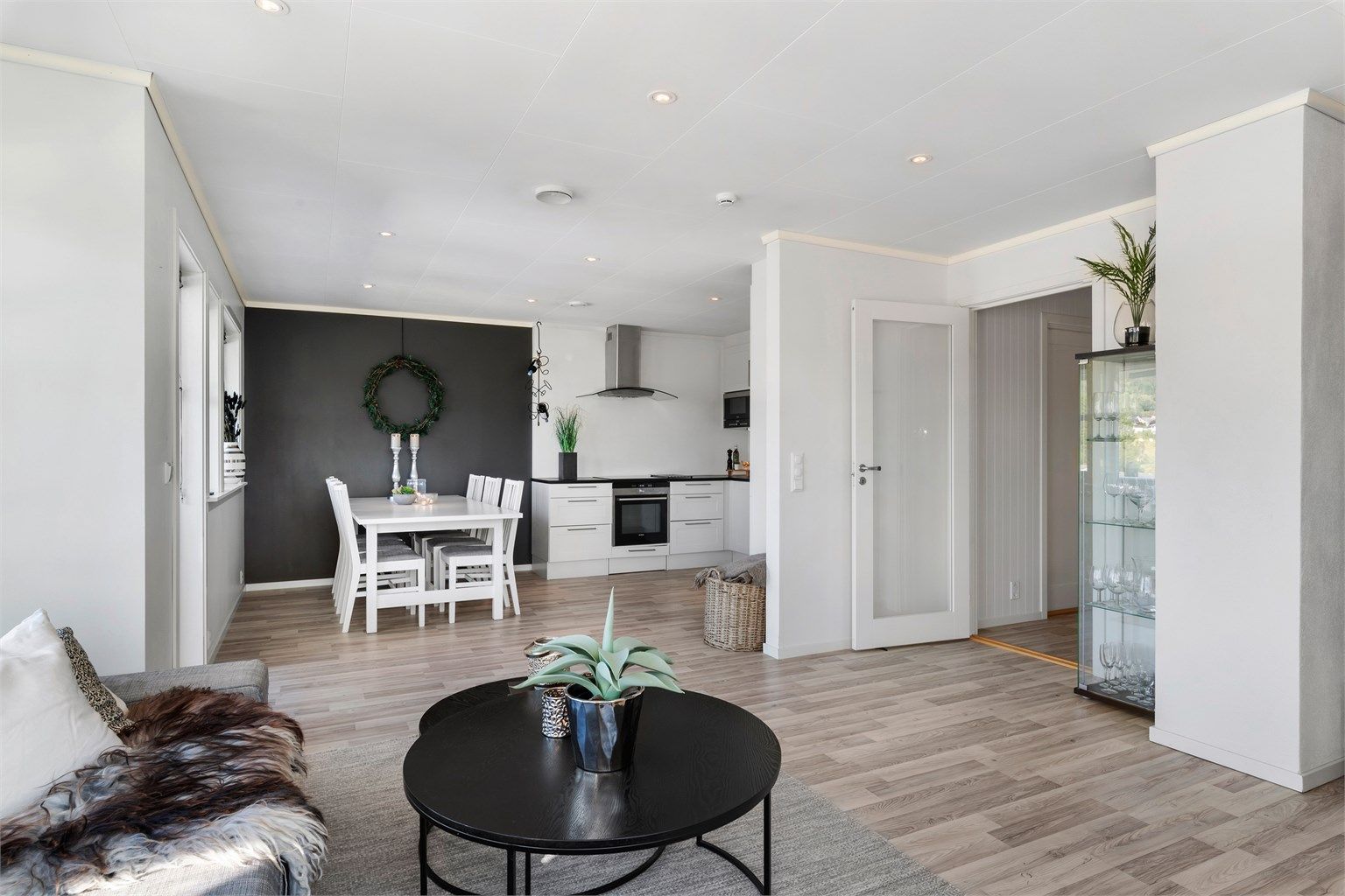 Boligen har et lyst og innbydende oppholdsrom med stue og kjøkken i åpen løsning på ca 34m². Rommet kan enkelt adskilles fra gang med innerdør med glassfelt