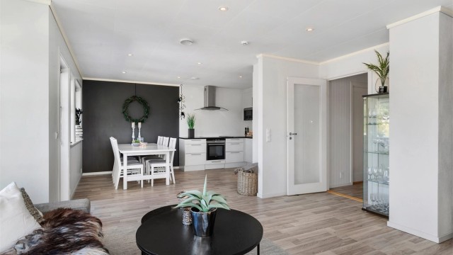 Boligen har et lyst og innbydende oppholdsrom med stue og kjøkken i åpen løsning på ca 34m². Rommet kan enkelt adskilles fra gang med innerdør med glassfelt