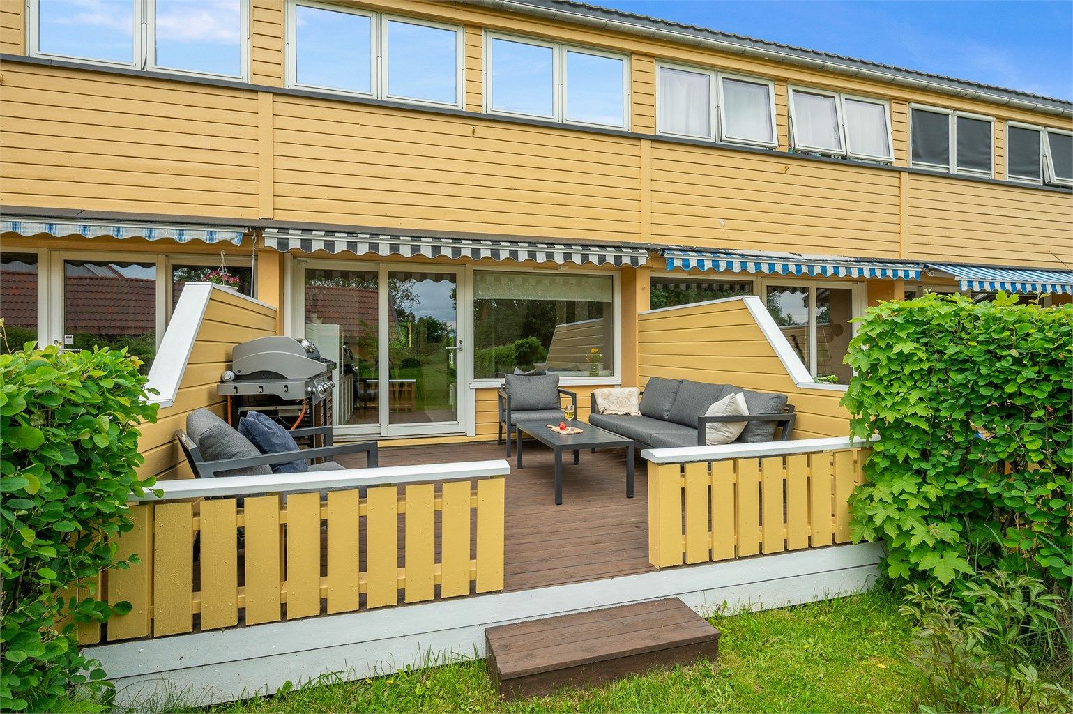 Her har man god plass til ønsket utemøblement og grill. Terrassen vil på sommerstid oppleves som en fin forlengelse av stuen. 