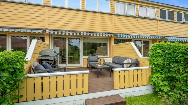 Her har man god plass til ønsket utemøblement og grill. Terrassen vil på sommerstid oppleves som en fin forlengelse av stuen.