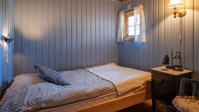 Et av fire soverom på 6 kvm med god plass til dobbeltseng, nattbord og garderobeløsning.