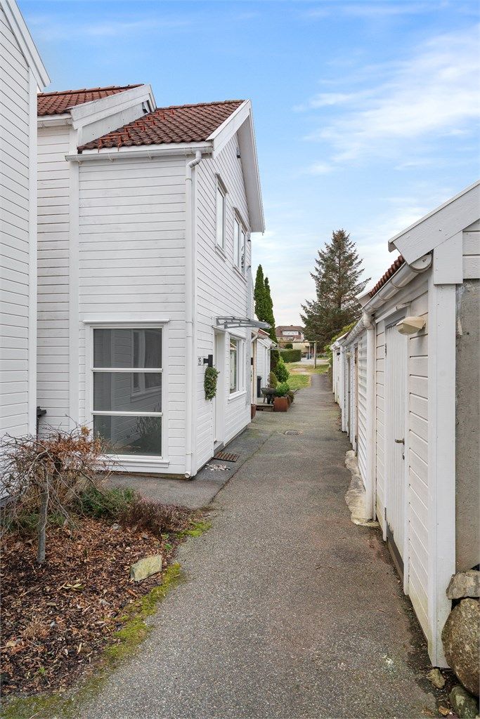 Boligen ble bygget på i 1995. Beliggende i bilfri og rolig gate. 