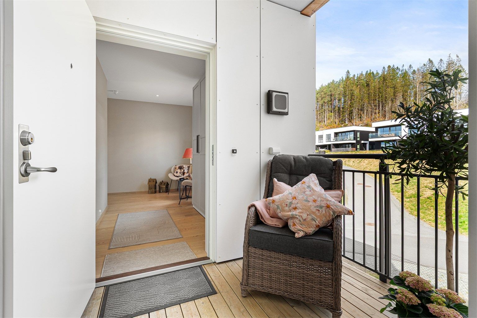 Adkomst til leiligheten skjer via en felles, overbygget svalgang