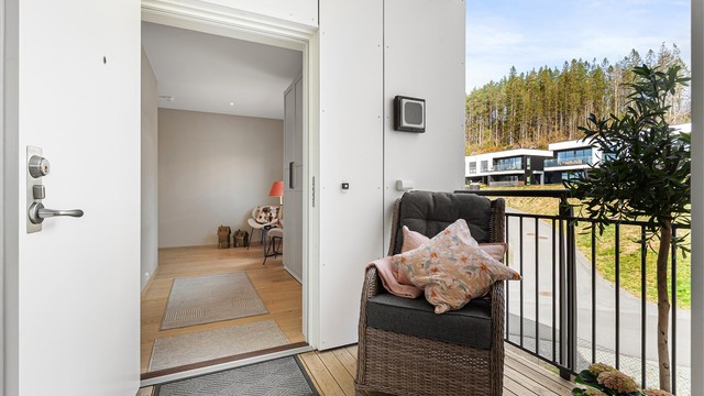 Adkomst til leiligheten skjer via en felles, overbygget svalgang