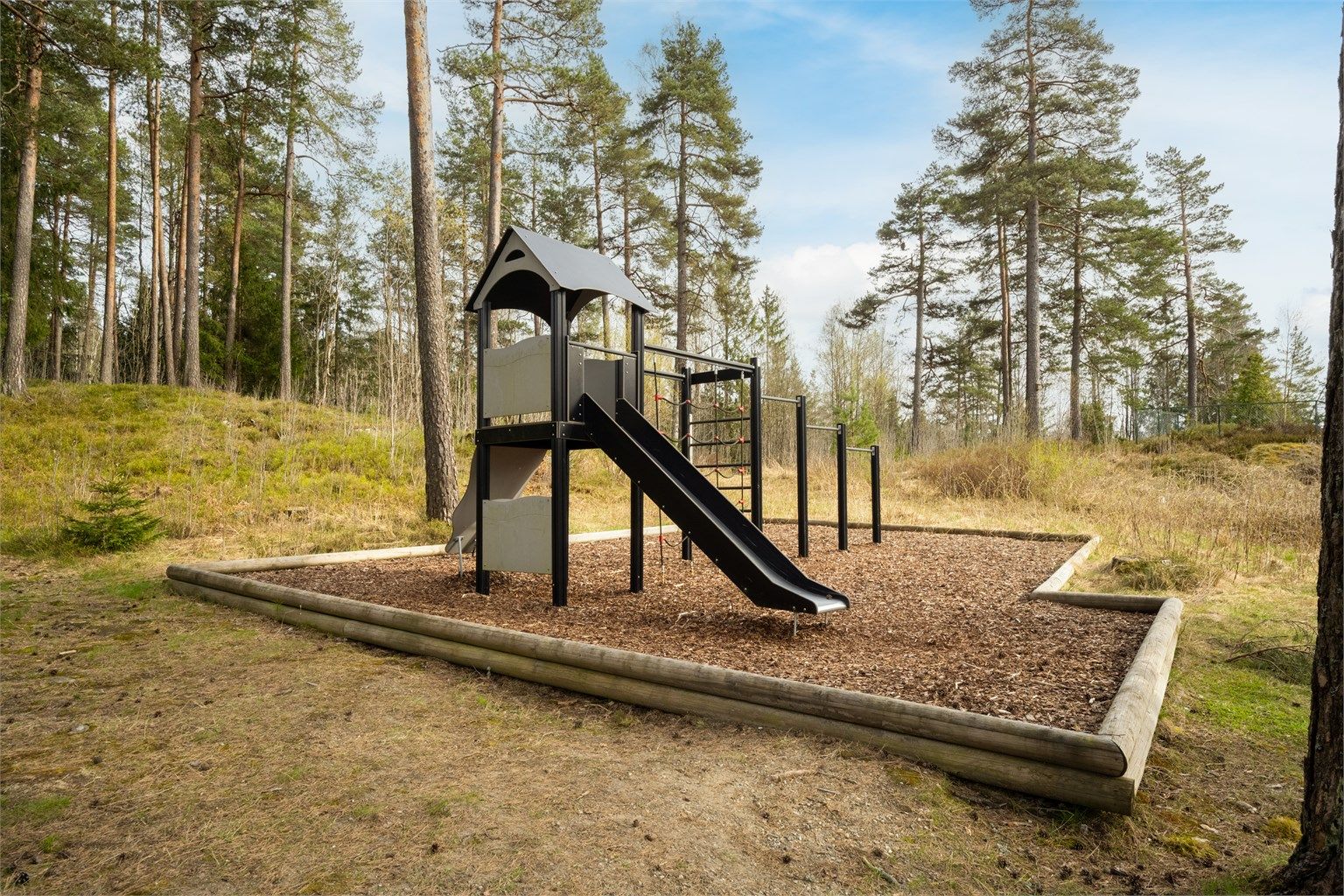 I nærområdet finnes det flere lekeplasser for de minste.