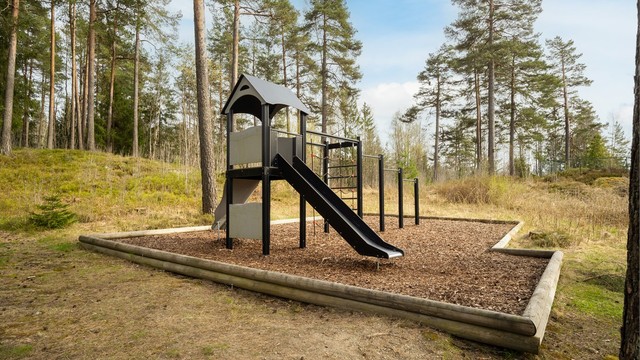 I nærområdet finnes det flere lekeplasser for de minste.