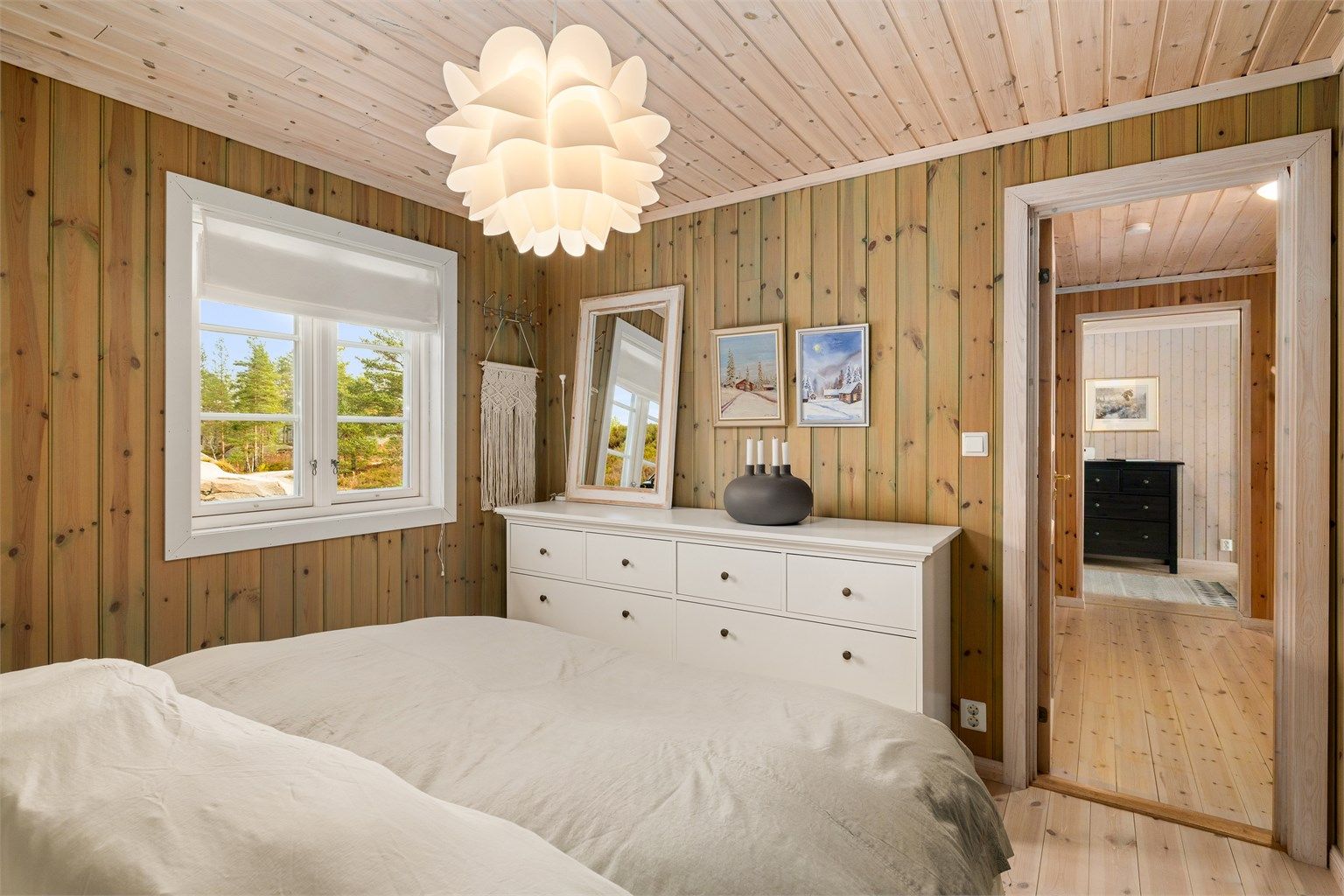 HYTTA ROMMER TOTALT fire soverom, to av dem er innredet med dobeltseng. Dette gjesterommet ligger i tilknytning til badet og har plass til en stor god seng som alltid står klar til å ta imot gjester.