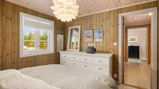 HYTTA ROMMER TOTALT fire soverom, to av dem er innredet med dobeltseng. Dette gjesterommet ligger i tilknytning til badet og har plass til en stor god seng som alltid står klar til å ta imot gjester.