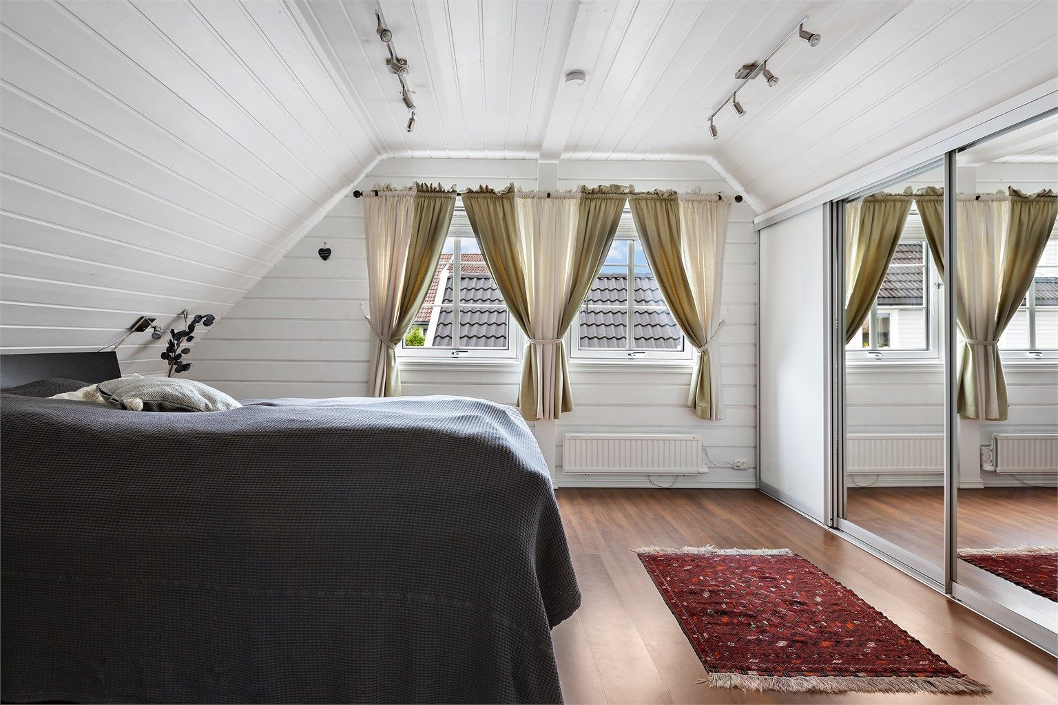 Soverom i loftsetasjen har plass til dobbeltseng og garderobeløsning.