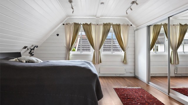 Soverom i loftsetasjen har plass til dobbeltseng og garderobeløsning.