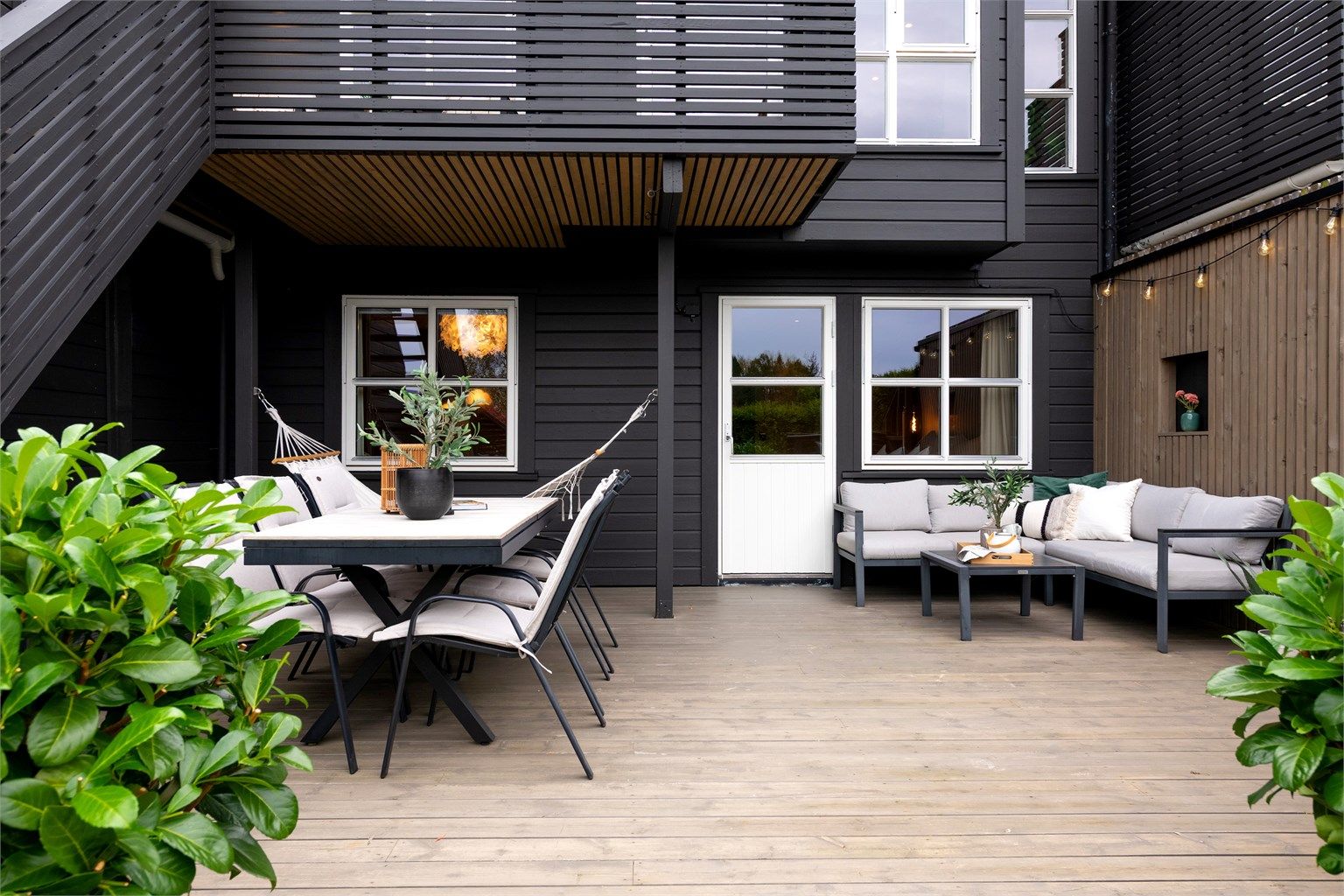 Stor dels overbygd markterrasse i 1. etasje