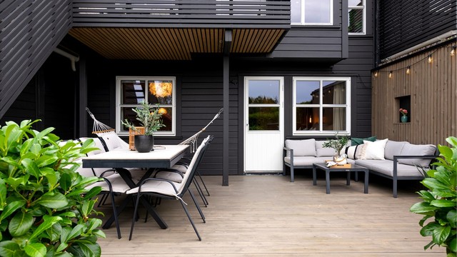 Stor dels overbygd markterrasse i 1. etasje