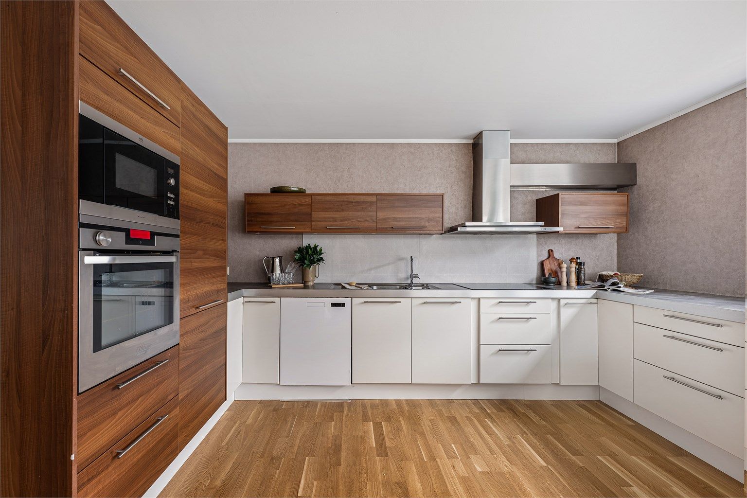 Kjøkken er fra HTH og er av god størrelse, med meget god skapplass og benkeplass, og integrerte hvitevarer som følger med. 