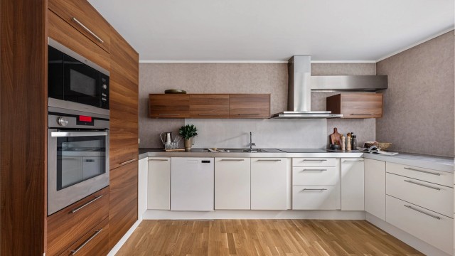 Kjøkken er fra HTH og er av god størrelse, med meget god skapplass og benkeplass, og integrerte hvitevarer som følger med.