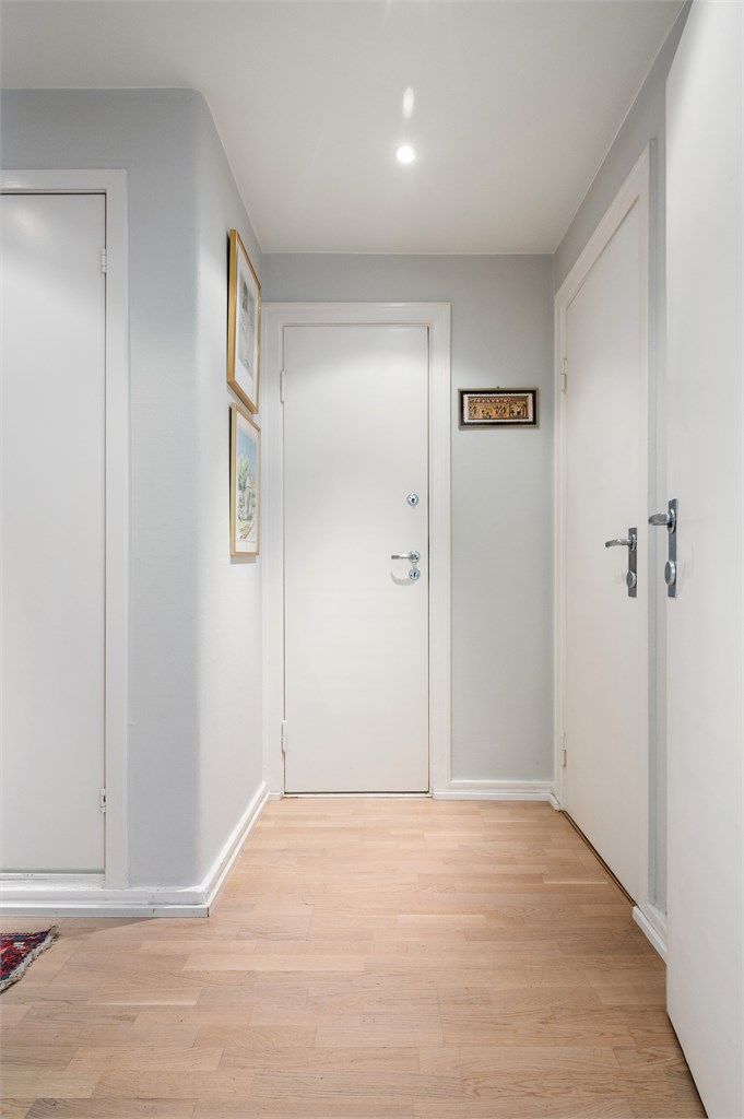 Leiligheten har entrédør med brannklasse B30 og lydklasse dB35.