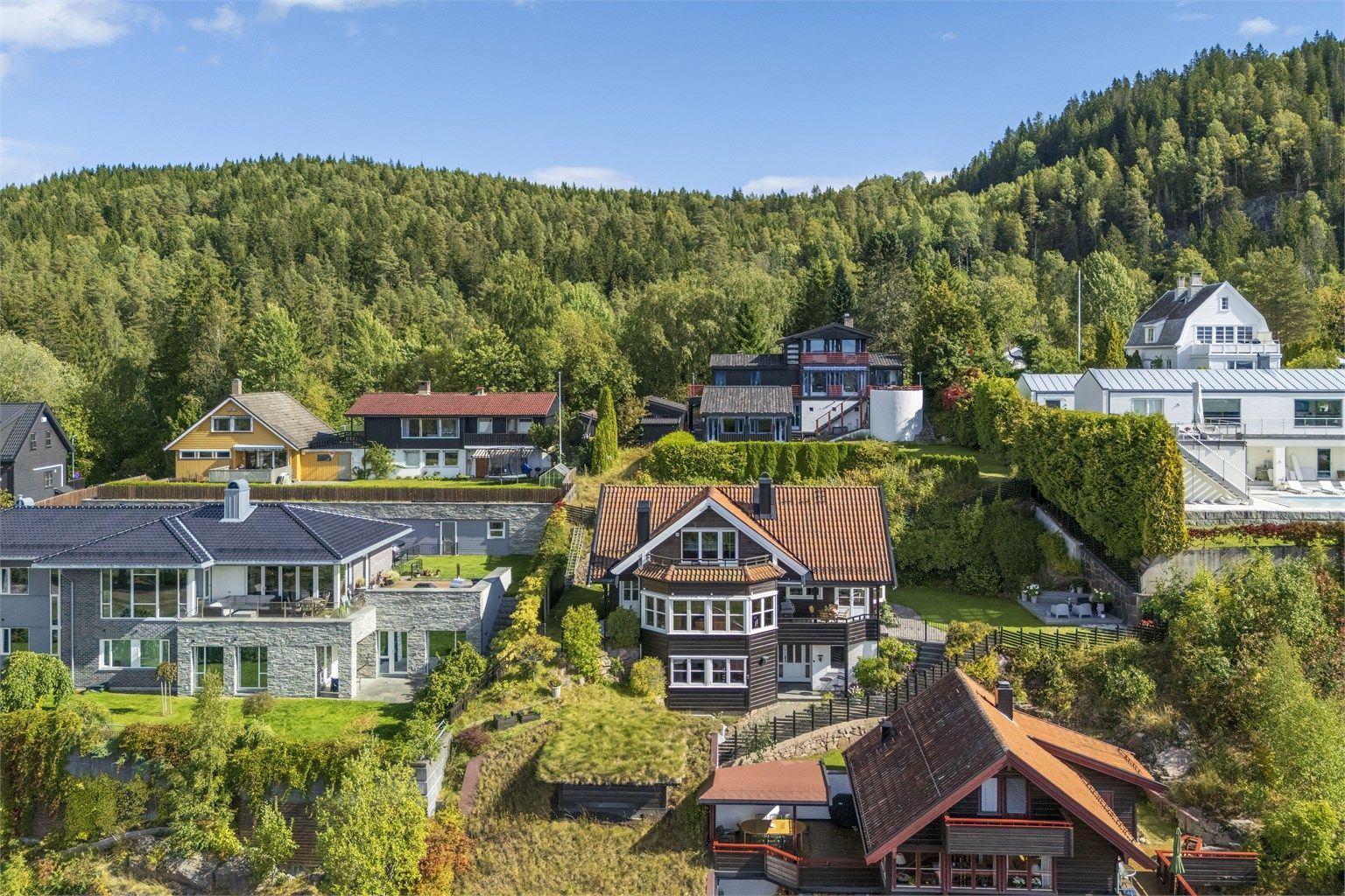 Eiendommen ligger fint til i et etablert og grønt villaområde på Kjelsås, omgitt av småhusbebyggelse og frodige utearealer