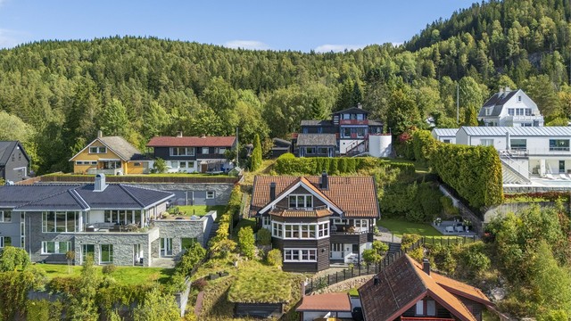 Eiendommen ligger fint til i et etablert og grønt villaområde på Kjelsås, omgitt av småhusbebyggelse og frodige utearealer