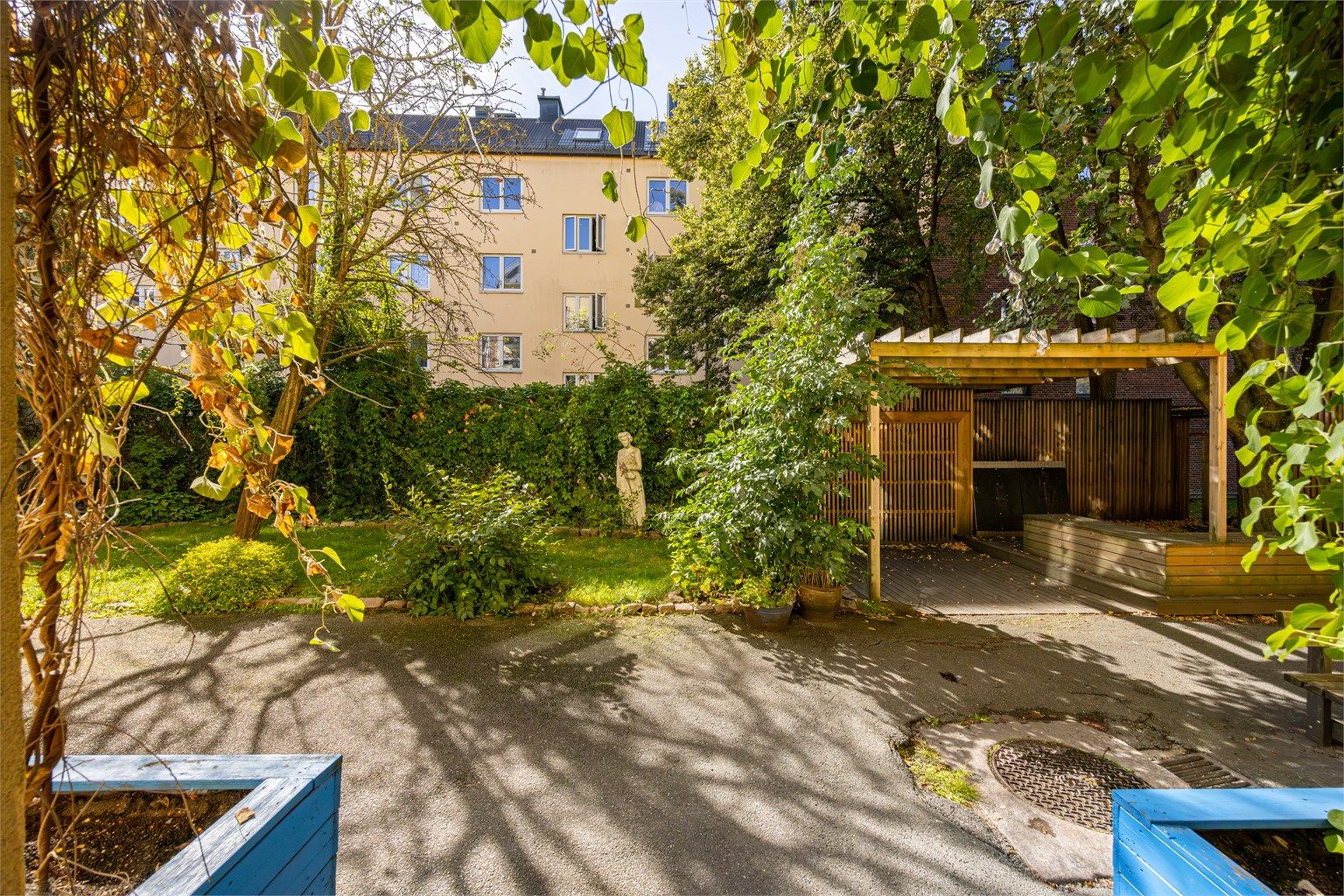 Bakgård.