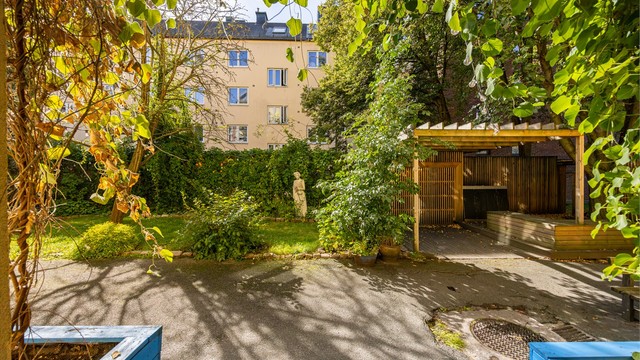 Bakgård.