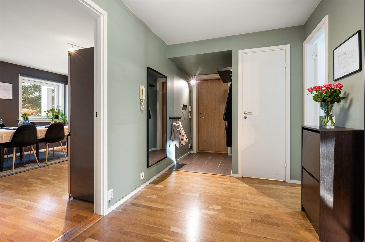 Gangen har god plass til oppbevaring av yttertøy og sko.