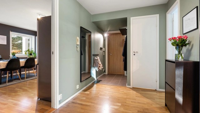 Gangen har god plass til oppbevaring av yttertøy og sko.