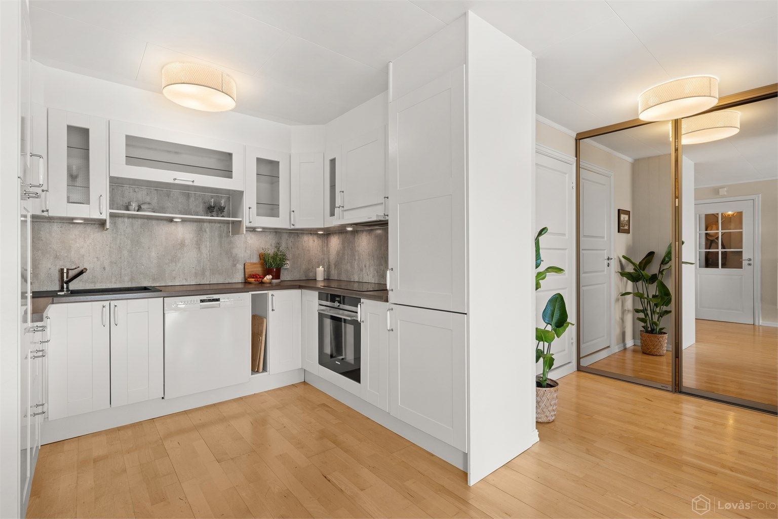 Leiligheten har en åpen løsning mellom stue og kjøkken, med parkettgulv og vannbåren varme.
Foto: Løvås Foto