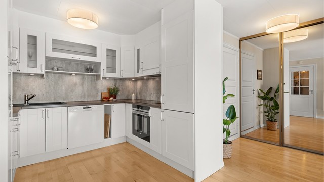 Leiligheten har en åpen løsning mellom stue og kjøkken, med parkettgulv og vannbåren varme.
Foto: Løvås Foto