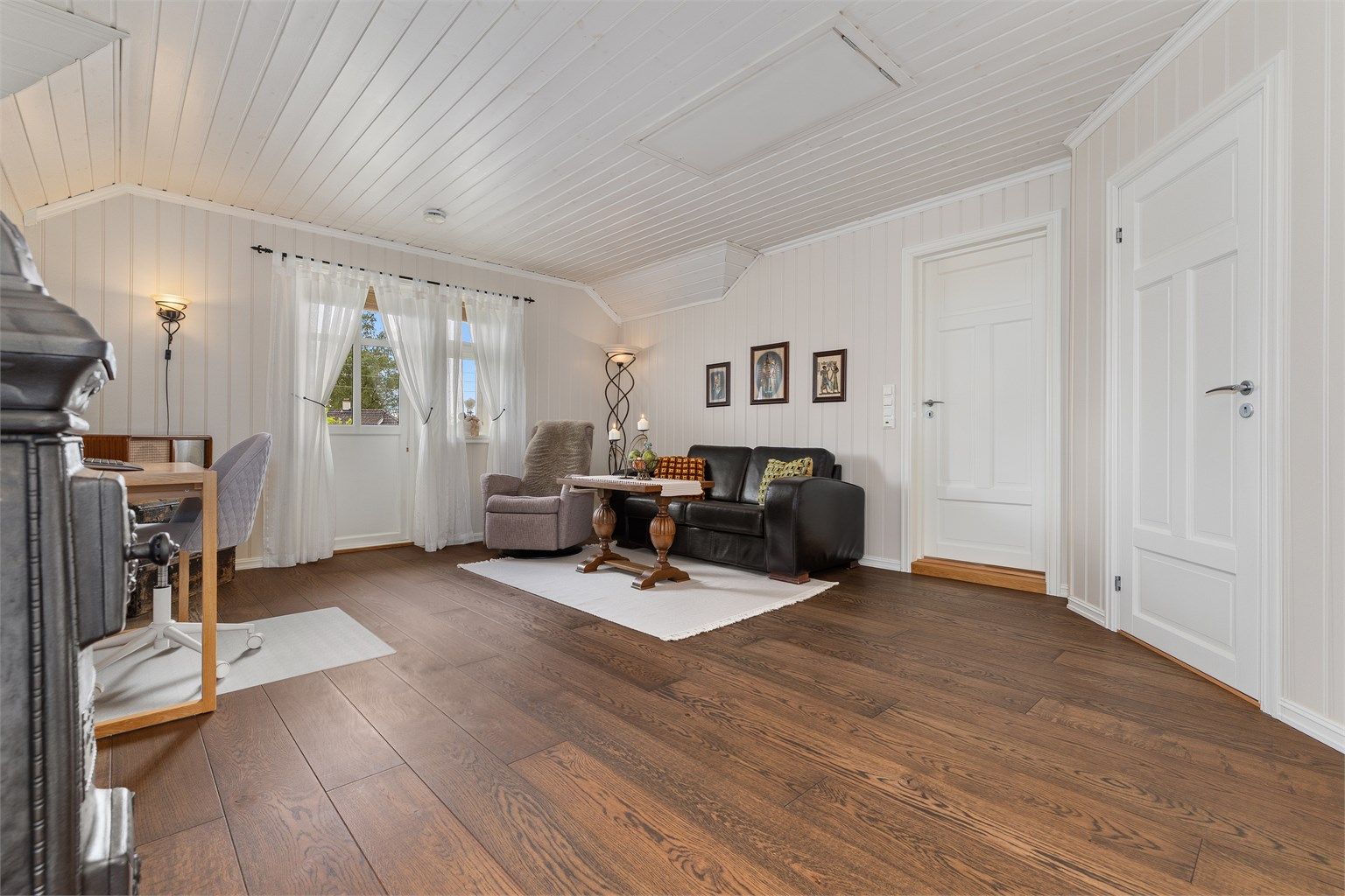 Fra loftstuen er det tilkomst til kaldtloft via takluke