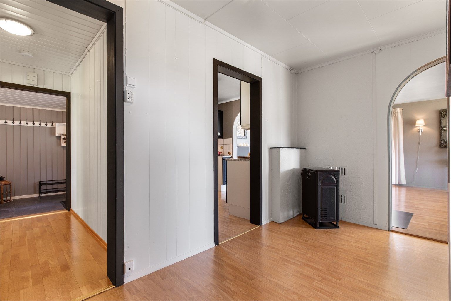 Fra entreen har man adkomst til to av soverommene og gang til videre inn i boligen. Fra gangen kommer man seg til resten av huset.