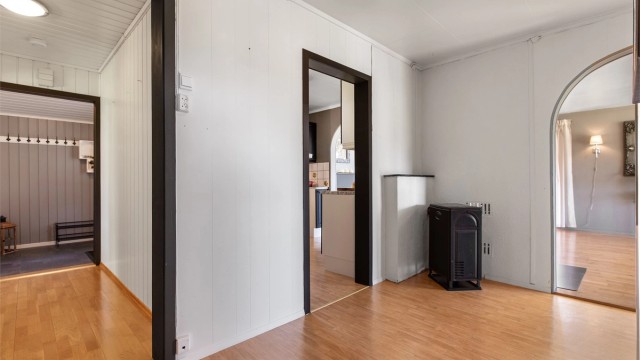 Fra entreen har man adkomst til to av soverommene og gang til videre inn i boligen. Fra gangen kommer man seg til resten av huset.