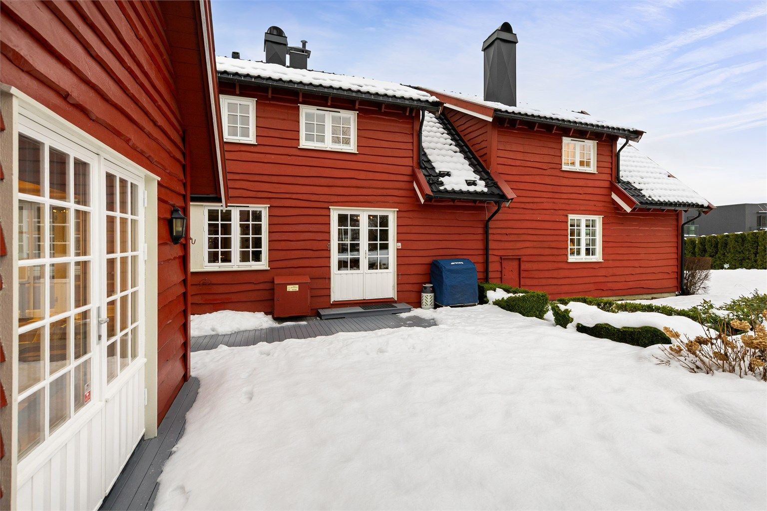 Terrassen mellom forstue og anneks er på 53 kvm