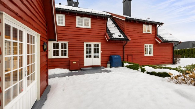 Terrassen mellom forstue og anneks er på 53 kvm