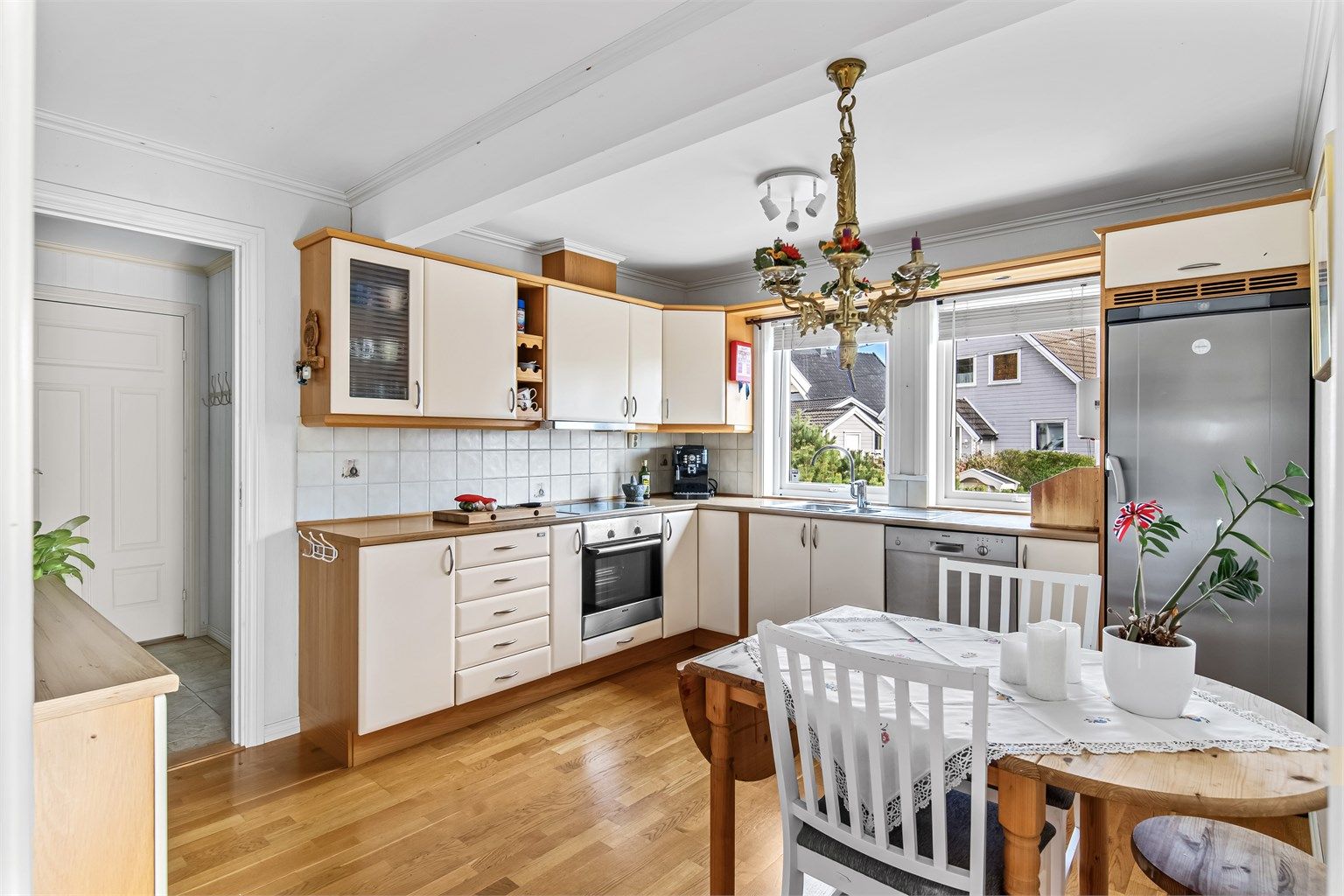 Kjøkkenet er tidløst og har svært godt med skap- og benkeplass