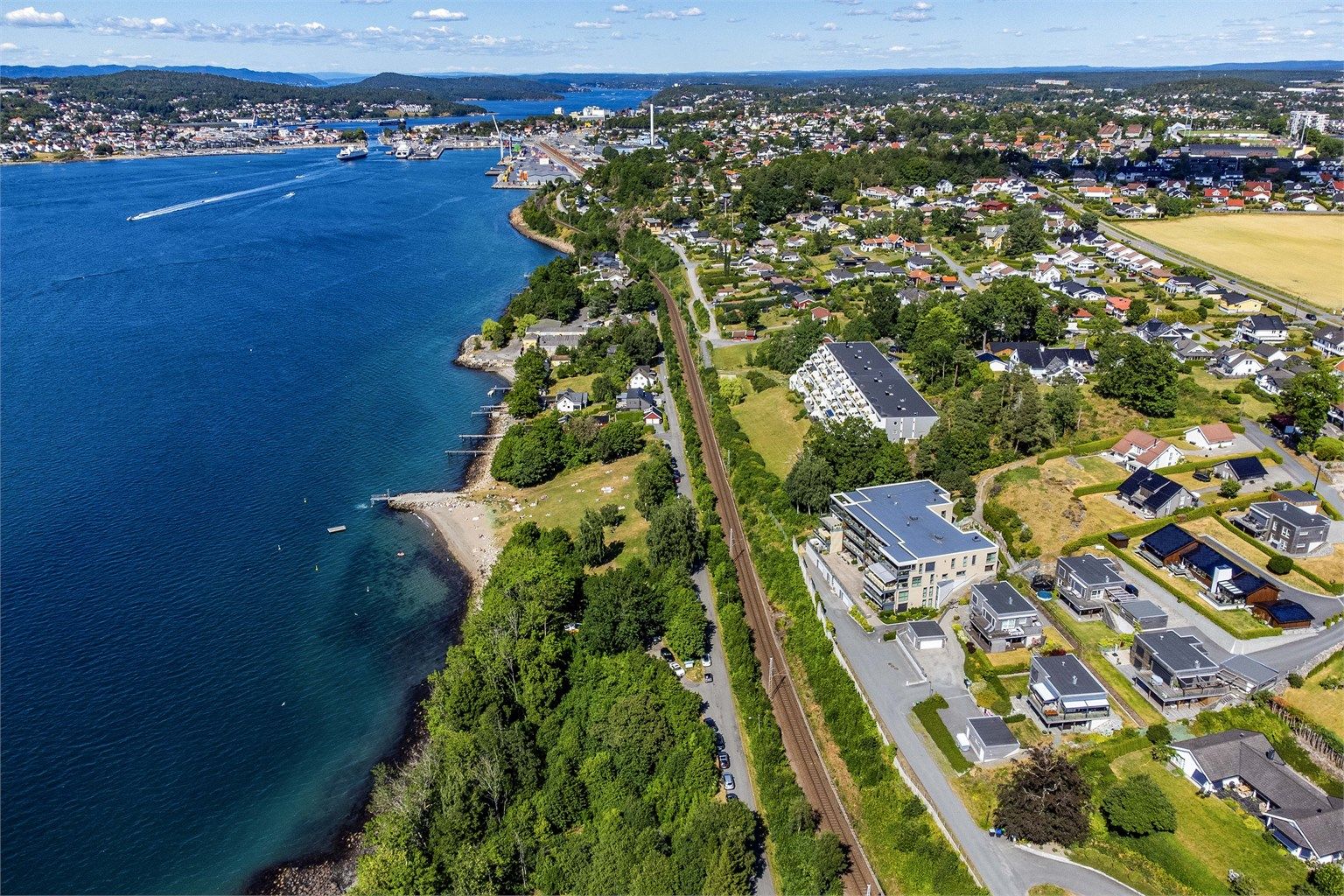 Fra Festelia tar det ikke mer enn gode 10 min. å sykle til Moss stasjon og kun 30 min. videre med toget til Oslo.