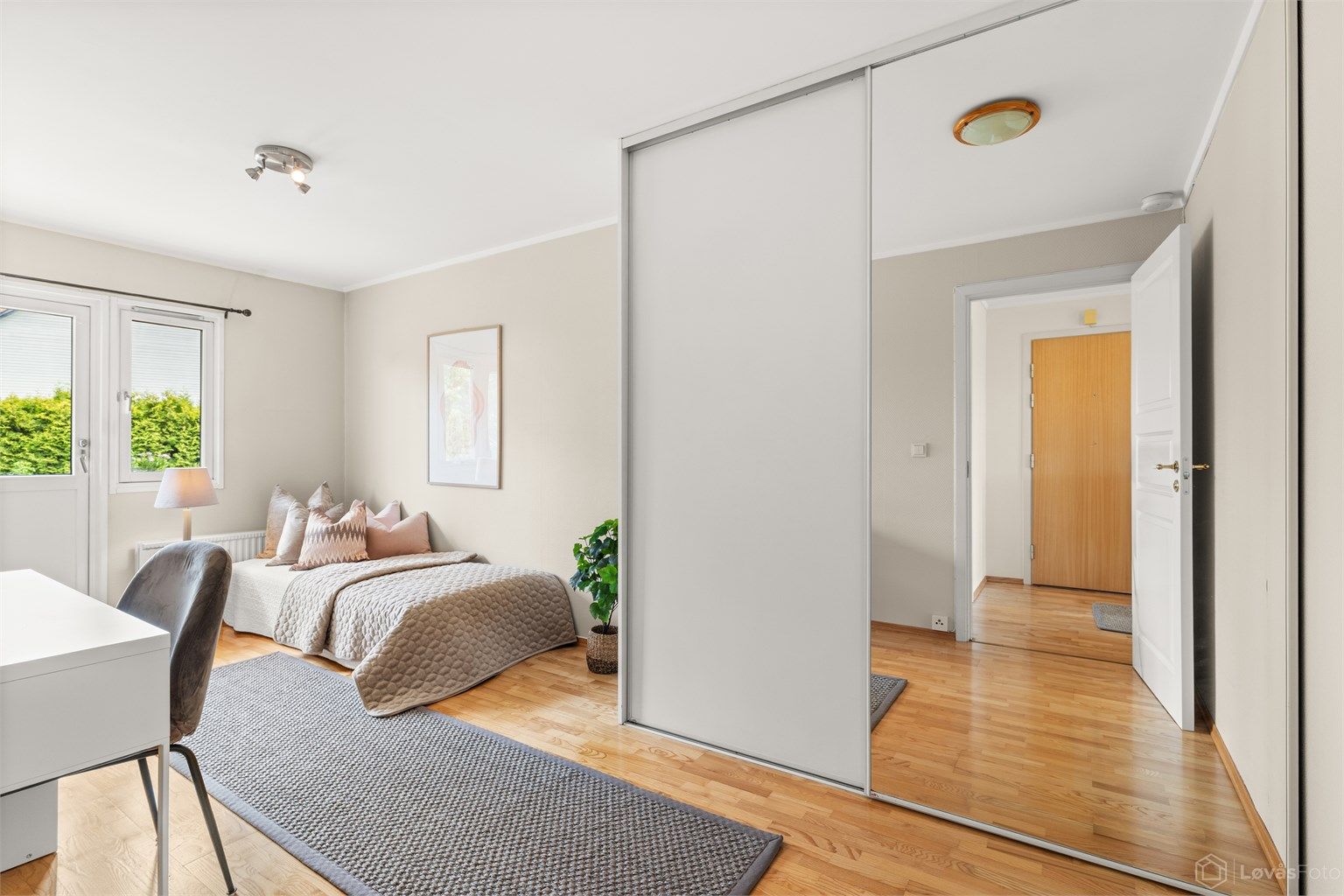 Det andre soverommet egner seg godt som barnerom, gjesterom eller kontor.