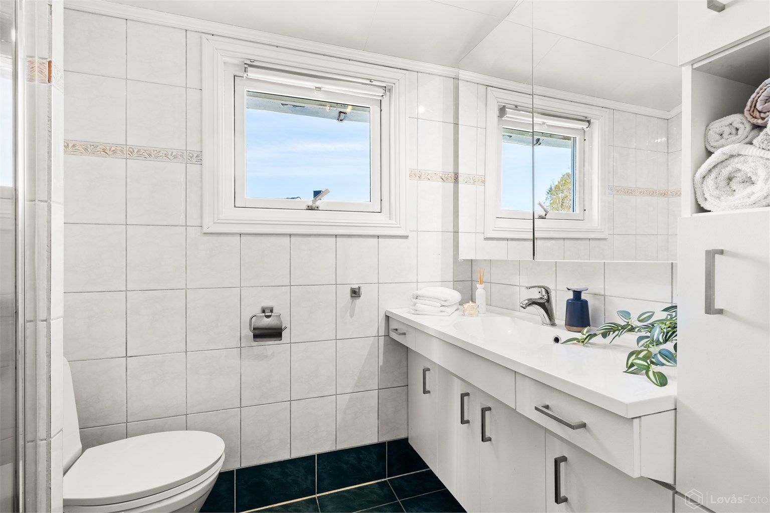 Badet i andre etasje er fra 1996 og har flislagt gulv med gulvvarme, dusjnisje og vegghengt servantinnredning.