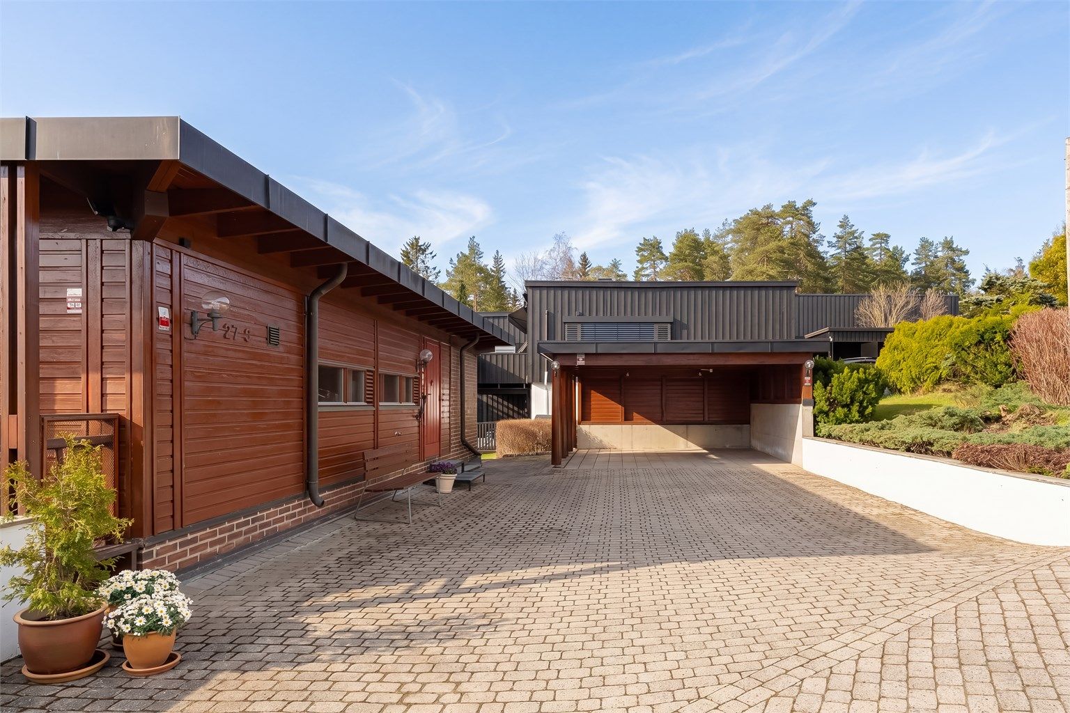 Frittstående carport på 24 m2 med mulighet for installasjon av el-lader.