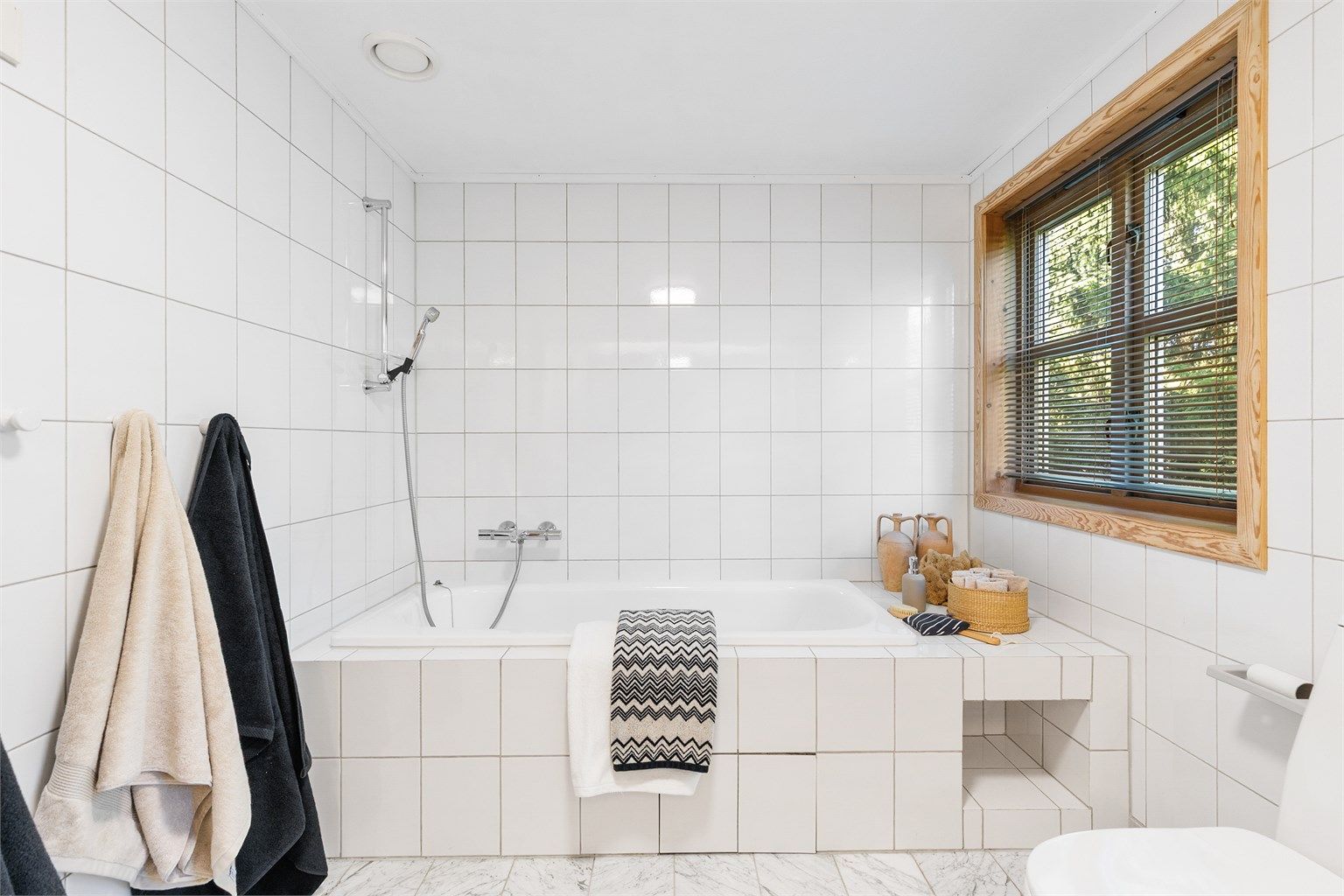 Baderom i første etasje med vegghengt servantinnredning med to servanter og armaturer. Speil med belysning og stikkontakt. Badekar med vegghengt badekararmatur. Gulvstående toalett og bidé.